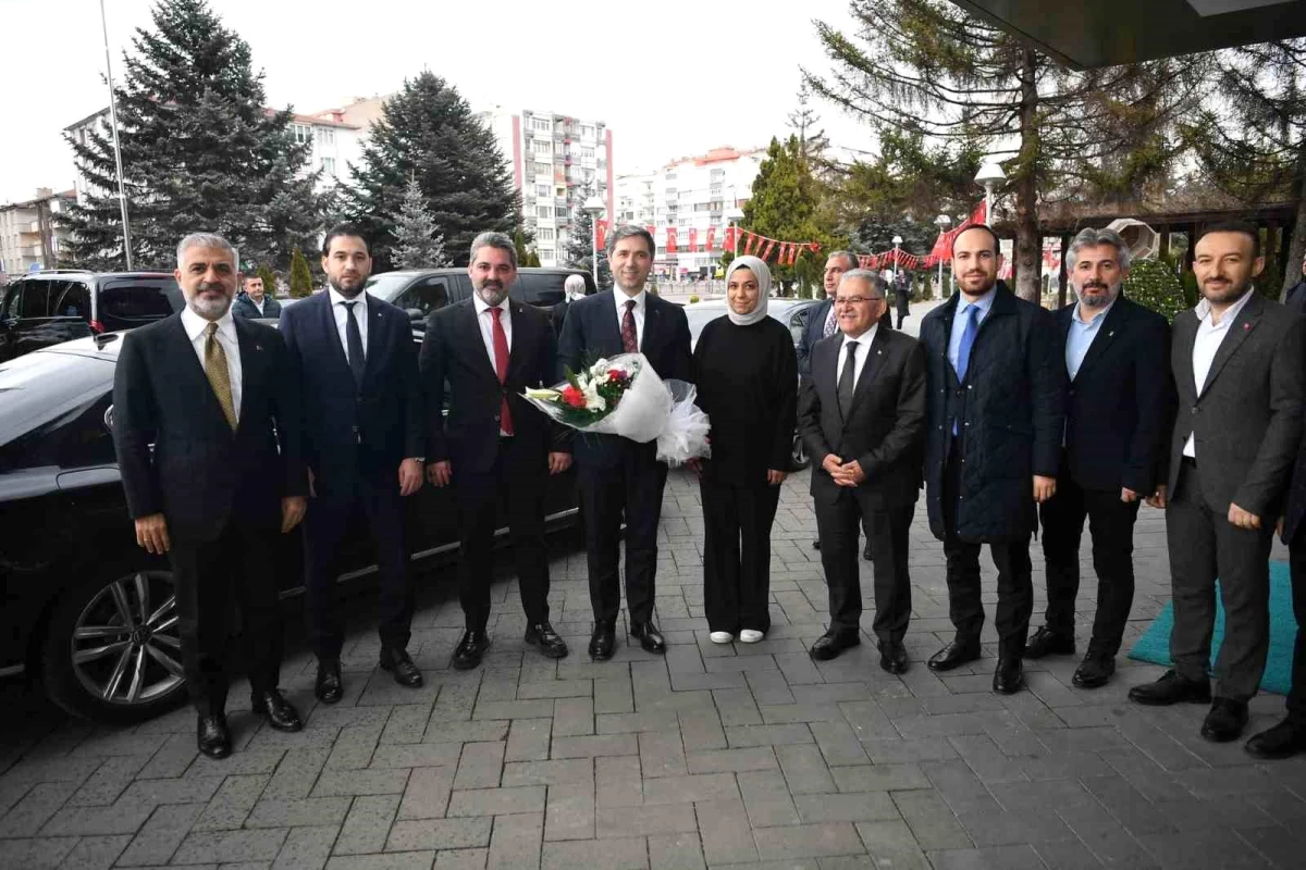 AK Parti Dış İlişkilerden Sorumlu Genel Başkan Yardımcısı Zafer Sırakaya, Kayseri Büyükşehir Belediye Başkanı Dr. Memduh Büyükkılıç\'ı ziyaret etti
