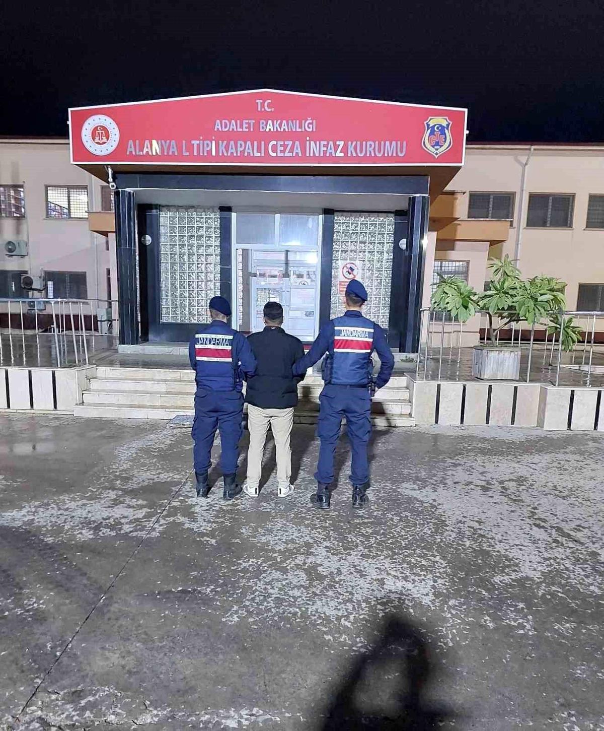 Alanya\'da yapılan operasyonlarda 65 şahıs yakalandı