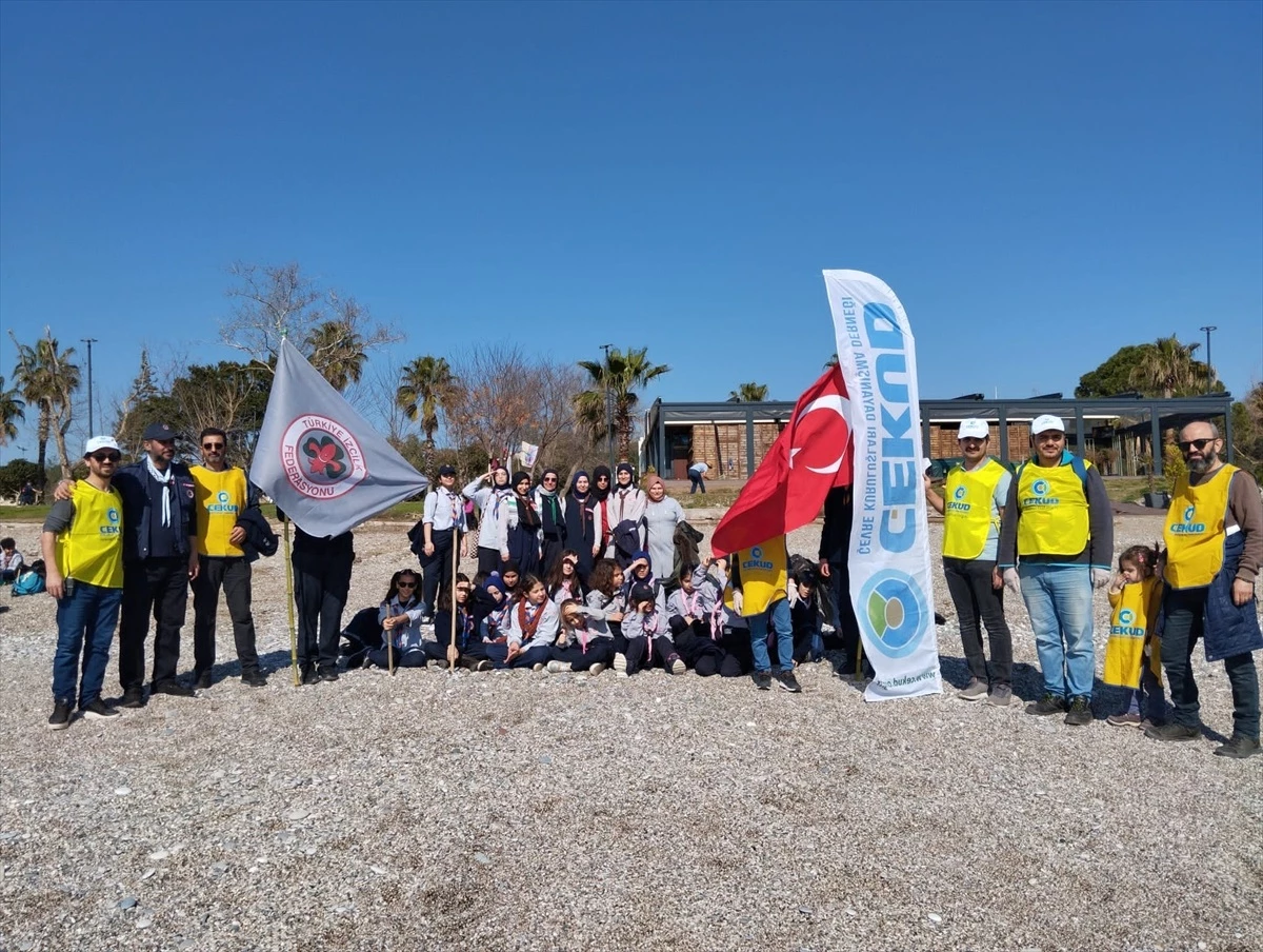 Antalya\'da Gönüllüler Konyaaltı Sahili\'nde Temizlik Yaptı