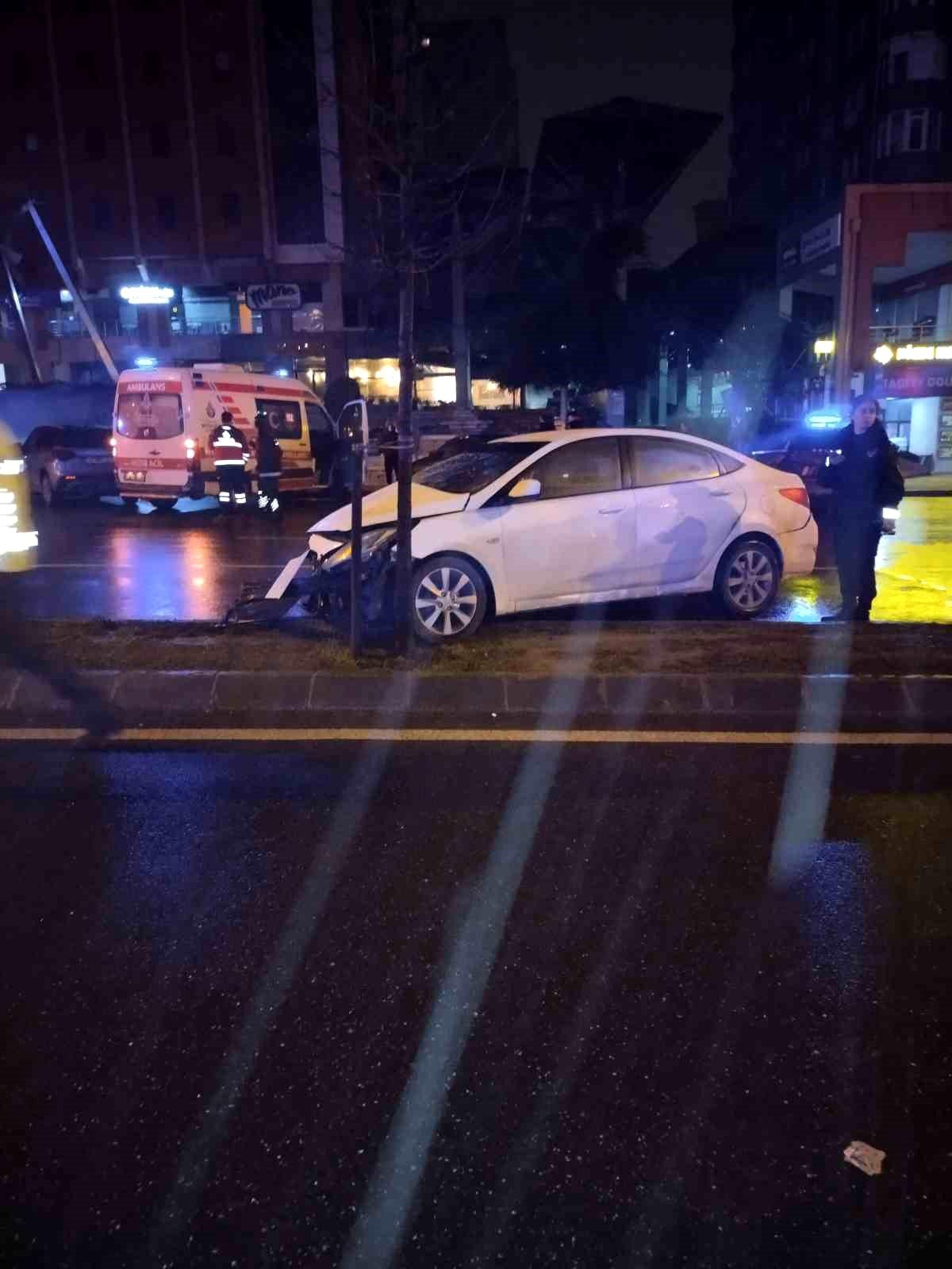 Ataşehir\'de Minibüs ve Otomobil Çarpıştı: 1 Ağır Yaralı, 2 Yaralı