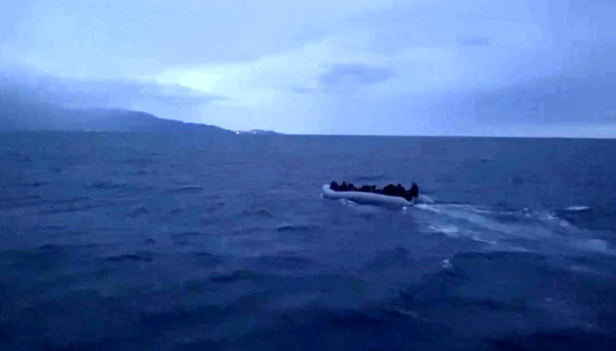 Çanakkale\'de Sahil Güvenlik ekipleri 77 kaçak göçmeni yakaladı