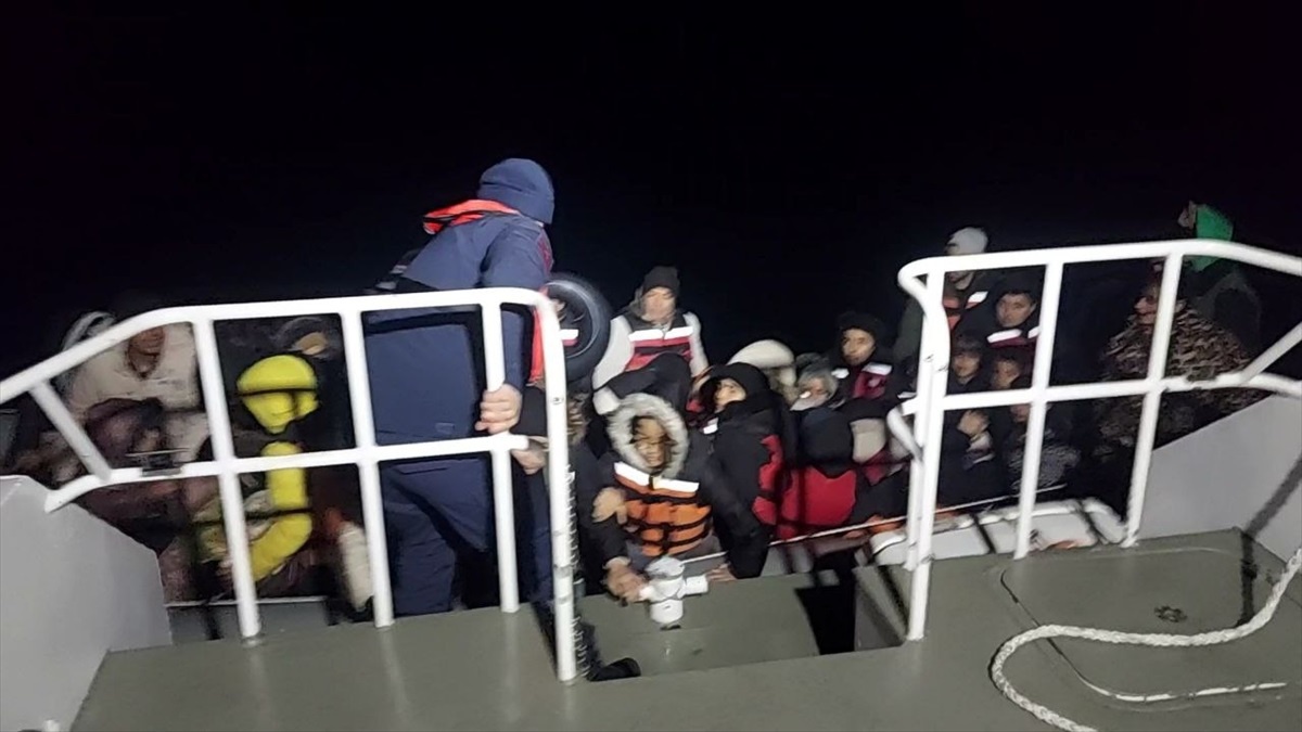Ayvalık açıklarında 68 düzensiz göçmen yakalandı
