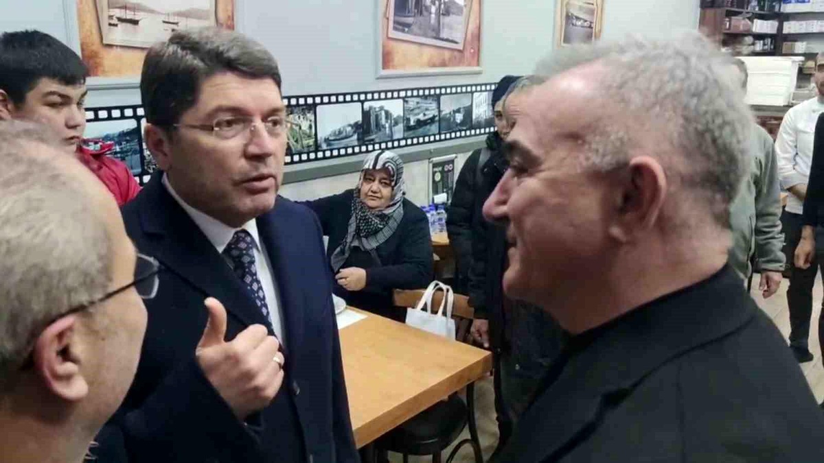 Adalet Bakanı Yılmaz Tunç, Zonguldak\'ta esnaf gezisi yaparken pankart sürpriziyle karşılaştı