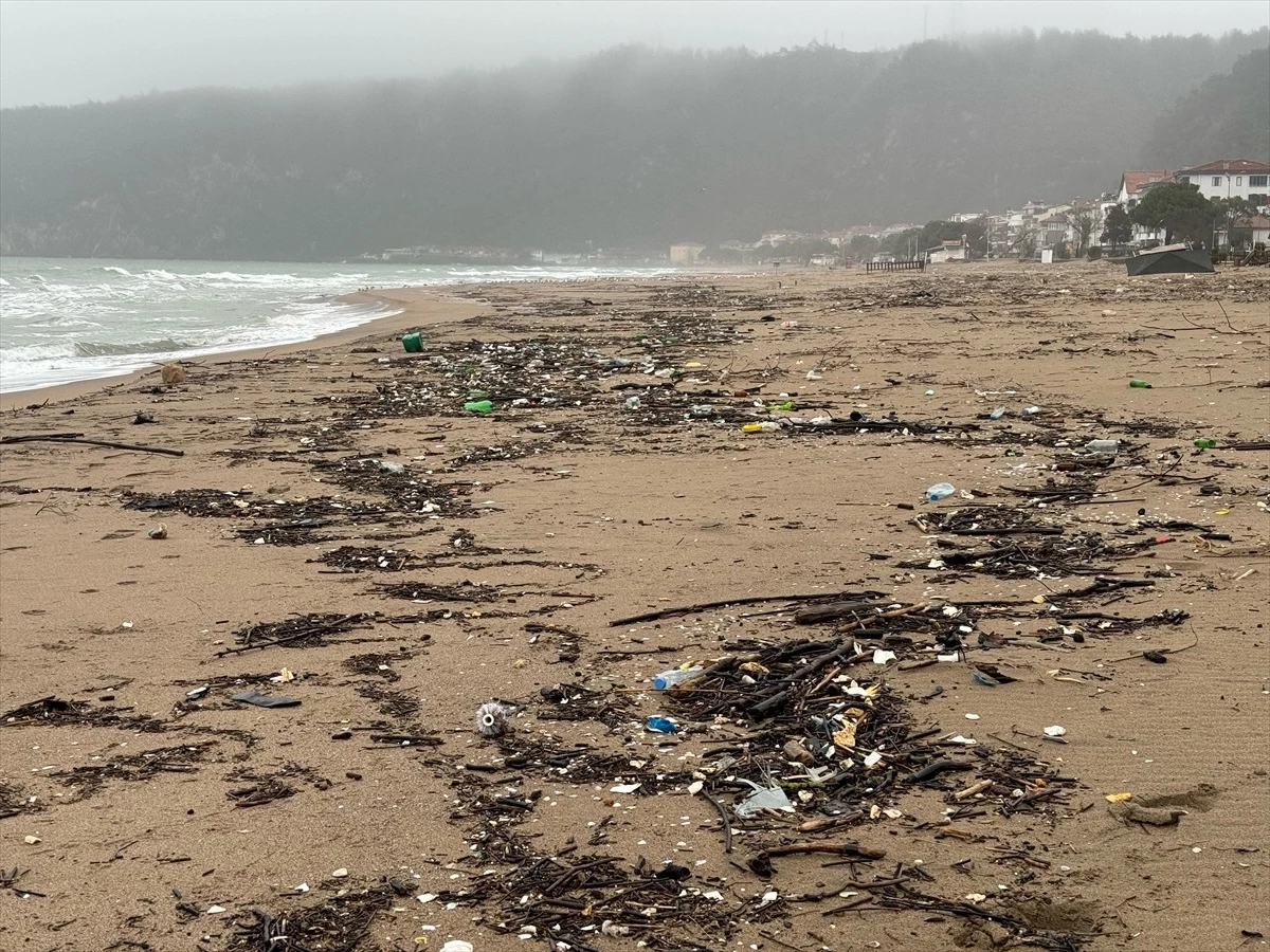 Bartın Irmağı\'nın denize sürüklediği atıklar İnkumu sahilinde kirliliğe neden oldu