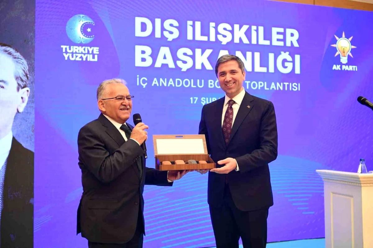 Kayseri Büyükşehir Belediye Başkanı Dr. Memduh Büyükkılıç, AK Parti Dış İlişkiler Başkanlığı İç Anadolu Bölge Toplantısı\'na katıldı