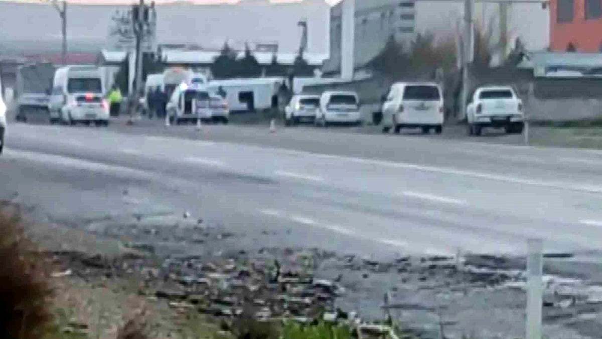 Batman\'da tekstil işçilerini taşıyan minibüsün devrilmesi sonucu 10 kişi yaralandı