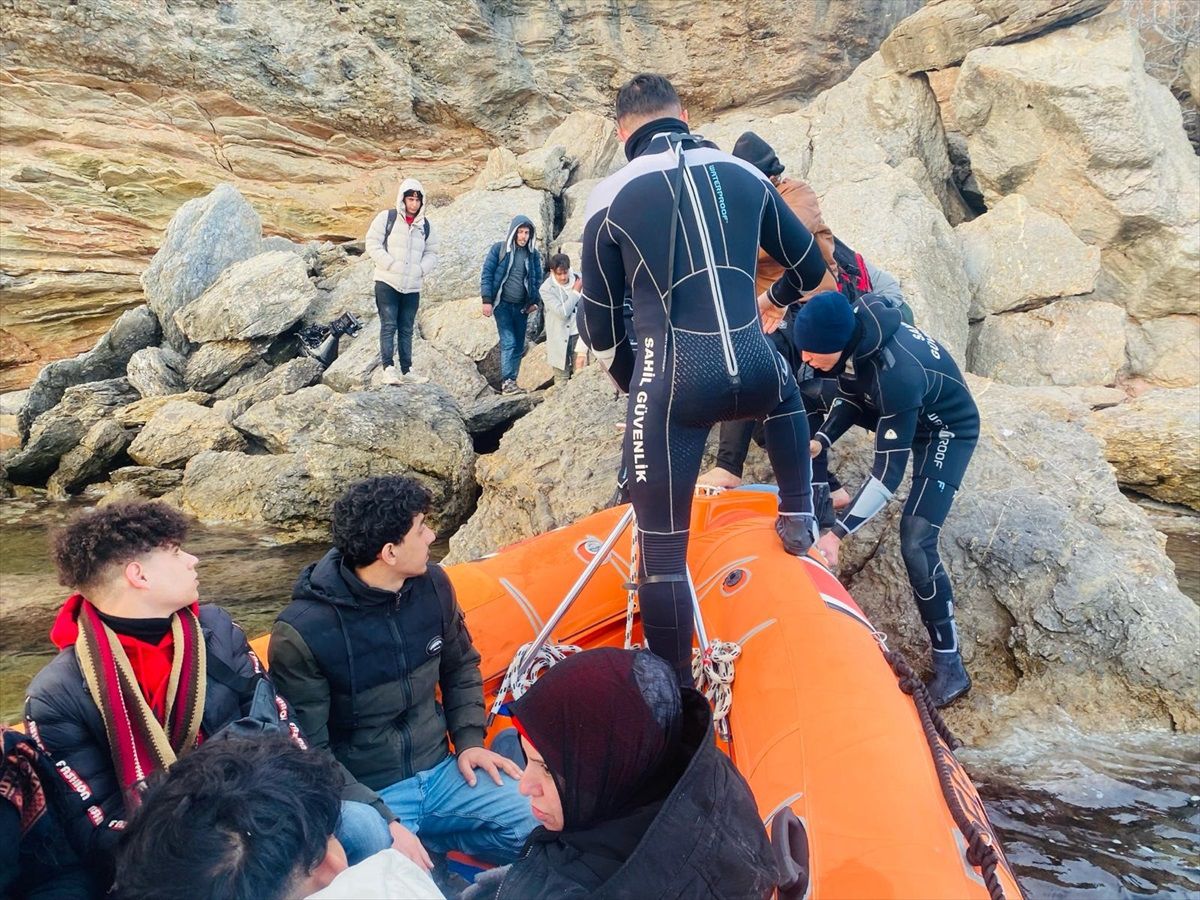 Muğla Bodrum\'da 26 düzensiz göçmen kurtarıldı, 19 göçmen yakalandı