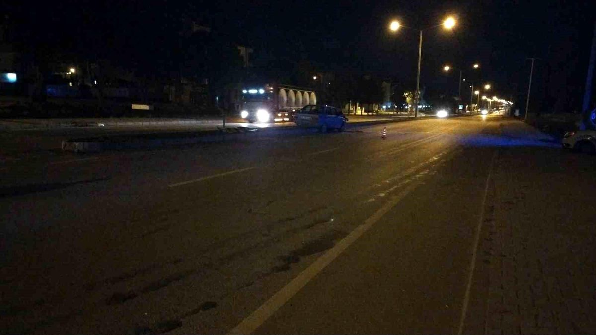 Burdur\'da ehliyetsiz ve alkollü sürücü refüje çarptı