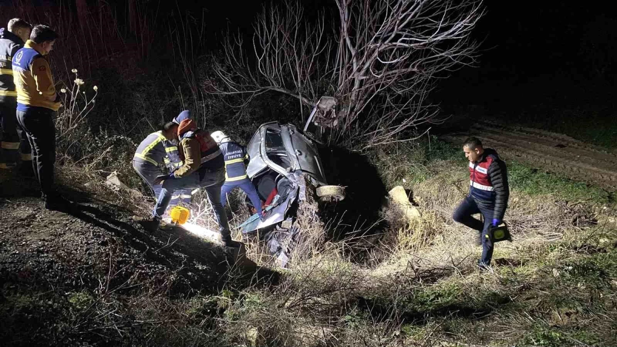 Çanakkale\'de otomobil şarampole yuvarlandı, sürücü hayatını kaybetti