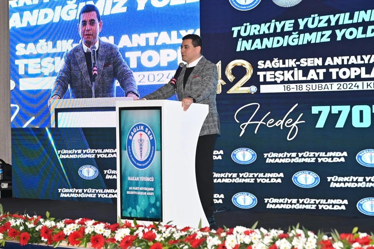 Cumhur İttifakı\'nın Antalya Büyükşehir Belediye Başkan adayı Hakan Tütüncü sağlık çalışanlarıyla bir araya geldi