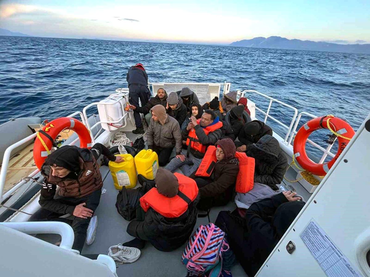 Muğla\'da 25 düzensiz göçmen kurtarıldı, bir göçmen kaçakçısı yakalandı