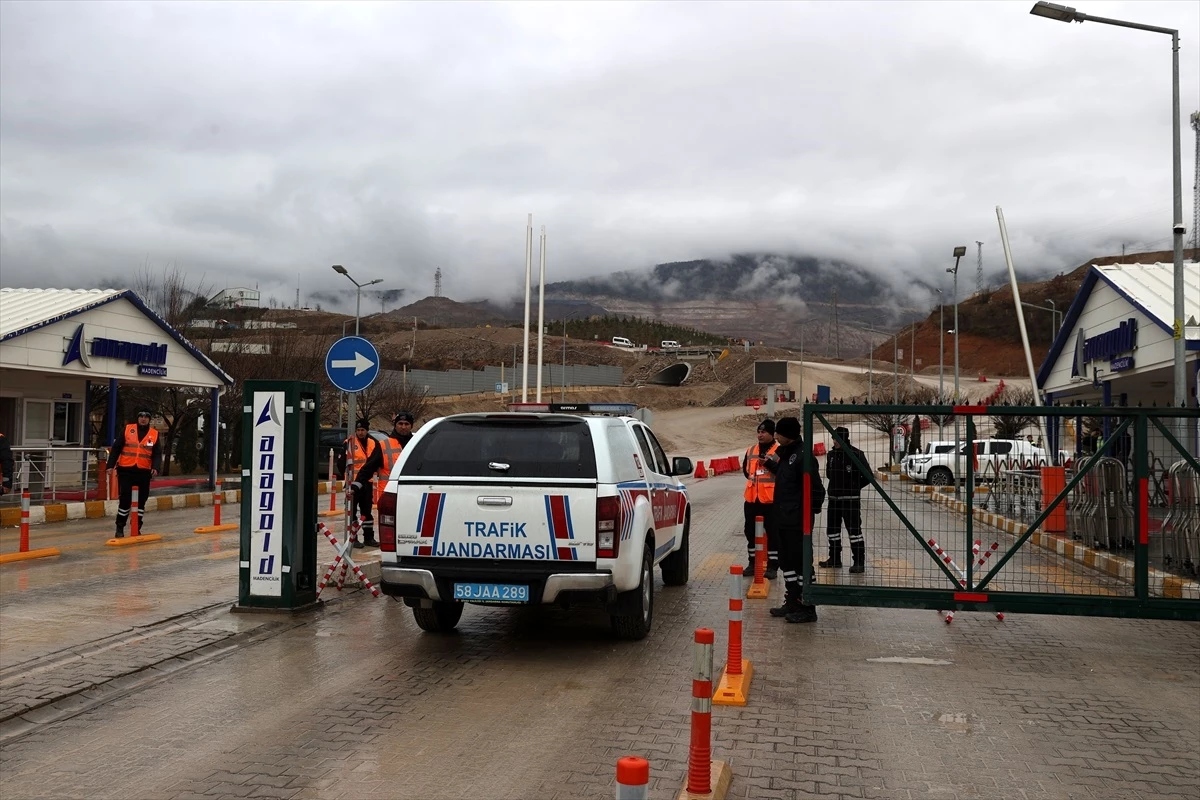 Erzincan\'da maden ocağındaki toprak kaymasında kaybolan işçilere ulaşma çalışmaları sürüyor