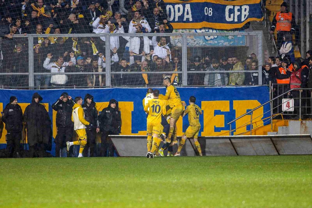 Fenerbahçe, deplasmanda Çaykur Rizespor\'u 3-1 mağlup etti