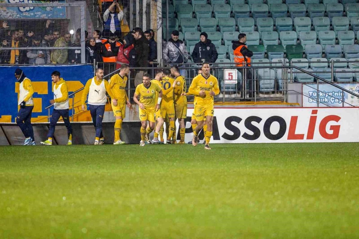 Fenerbahçe, Çaykur Rizespor\'u mağlup ederek yenilmezlik serisini 15 maça çıkardı