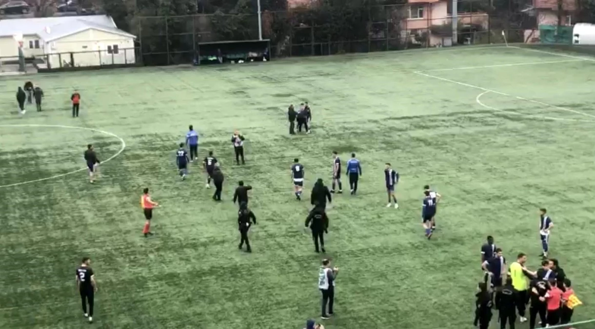 Zonguldak\'ta amatör maçta futbolcular kavgaya tutuştu