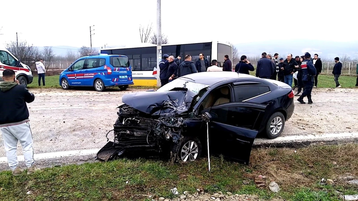 İnegöl\'de kafa kafaya çarpışan otobüs ve otomobilde 8 kişi yaralandı