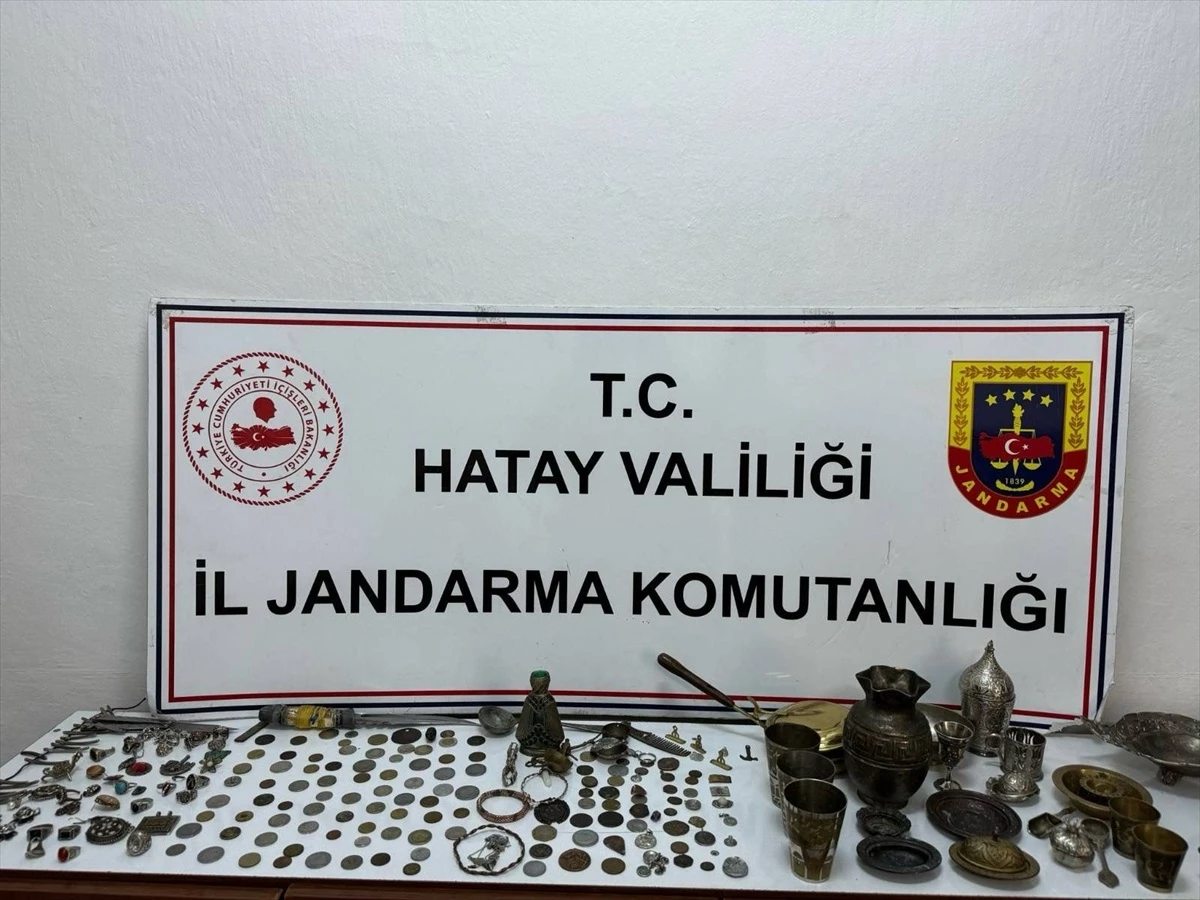 Hatay\'ın Kırıkhan ilçesinde tarihi eser operasyonu: 217 sikke ve 93 obje ele geçirildi