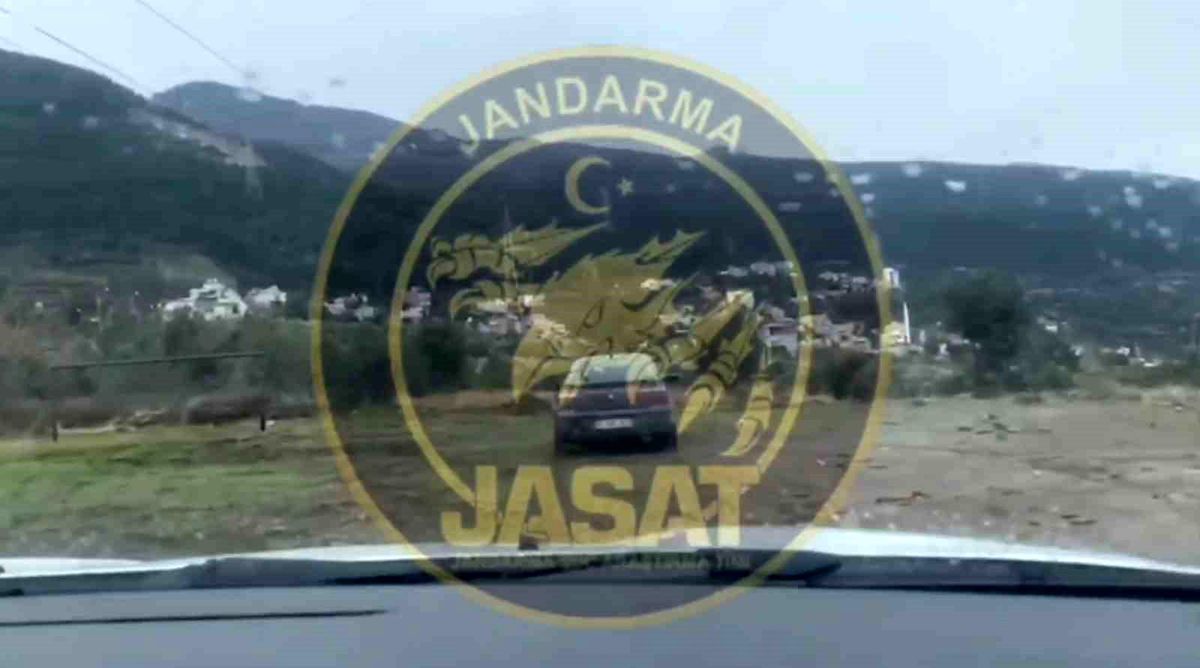 Hatay\'da jandarma ekipleri tarafından gerçekleştirilen \'YUMRUK\' operasyonunda 50 şahıs gözaltına alındı