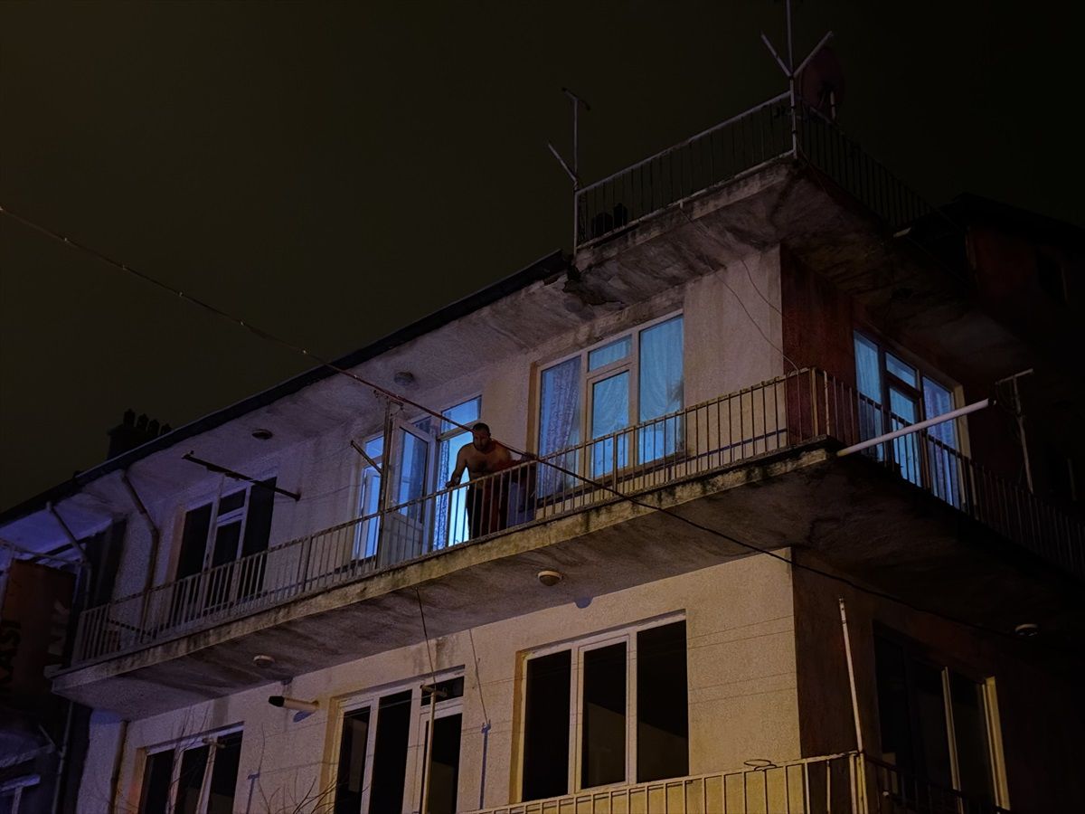 Isparta\'da bebeğine zarar vermeye çalışan kişi polis tarafından ikna edildi