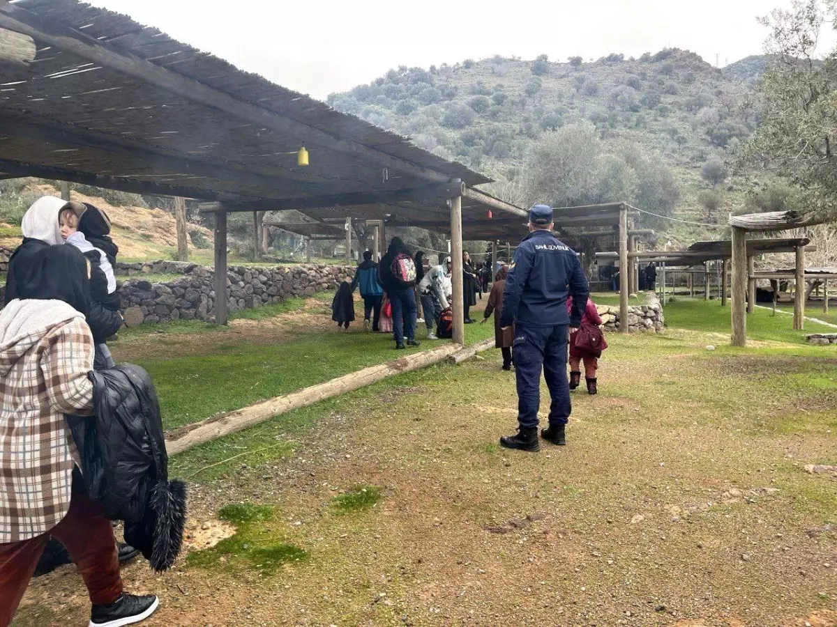 İzmir\'de yasa dışı yollarla yurt dışına çıkmak isteyen 71 düzensiz göçmen yakalandı