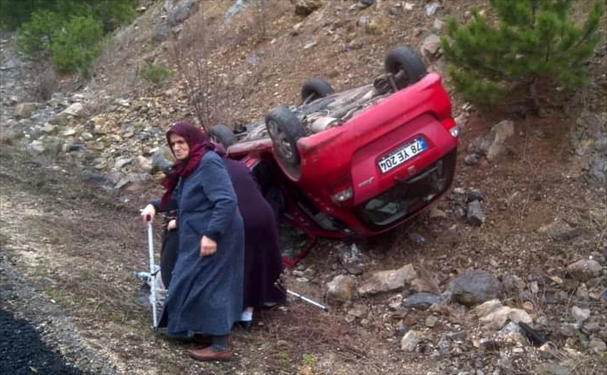 Karabük\'te Kontrolden Çıkan Otomobilin Devrilmesi Sonucu 3 Kişi Yaralandı