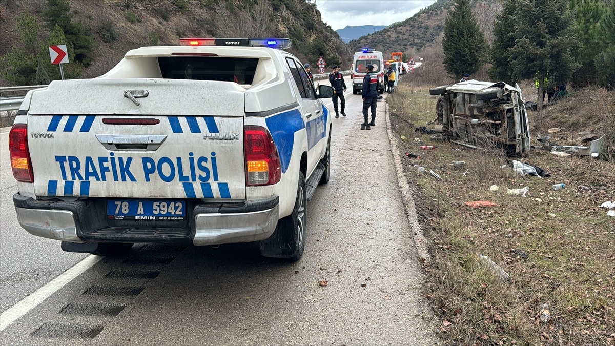 Karabük\'te Otomobil Devrildi: 1 Ölü, 1 Yaralı