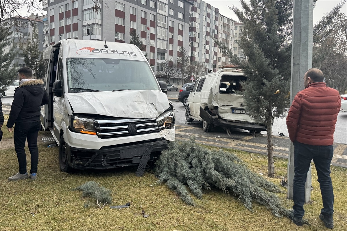 Kayseri\'de 2 minibüs ile bir otomobilin çarpışması sonucu 7 kişi yaralandı