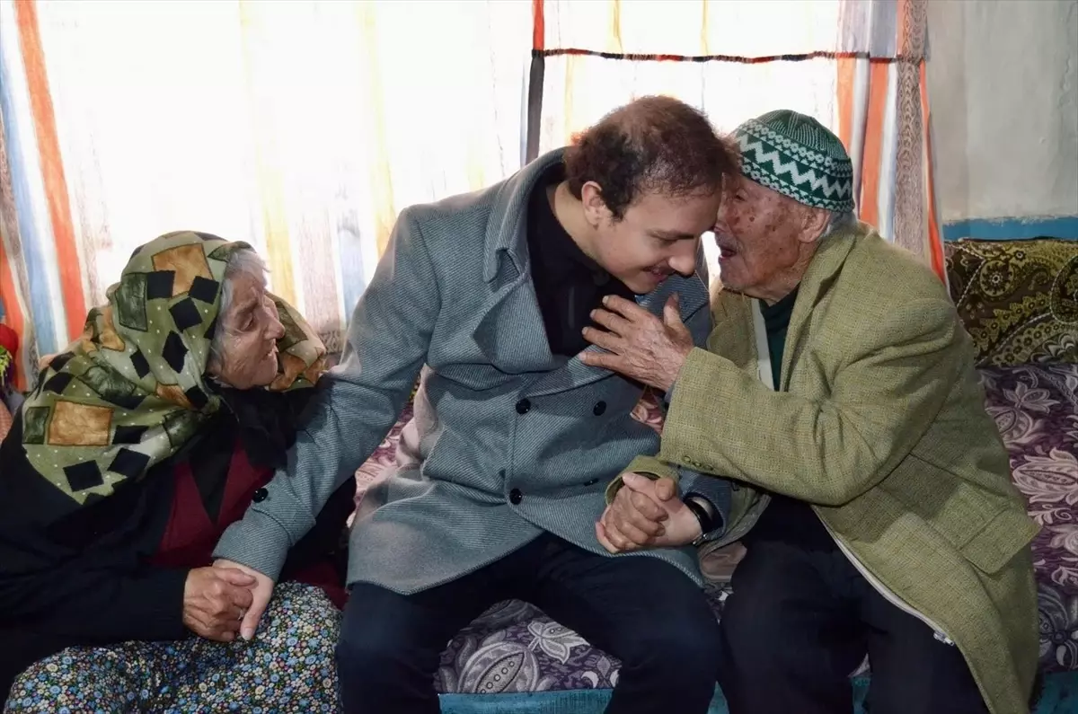 Kıbrıscık Kaymakamı Ahmet Berkay Deniz, İbrahim ve Satı Akkan çiftini ziyaret etti