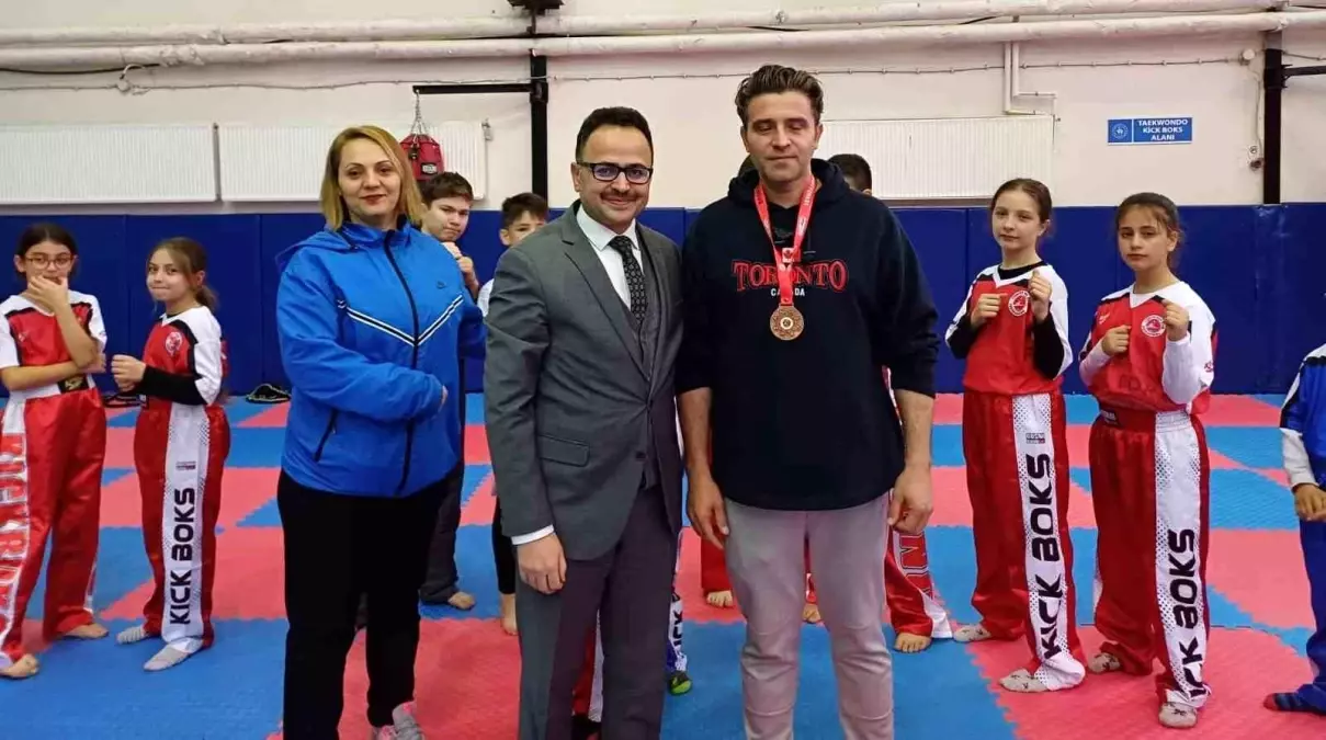 Gediz Kaymakamı, Kick Boks Şampiyonası\'nda dereceye giren sporcuları ödüllendirdi