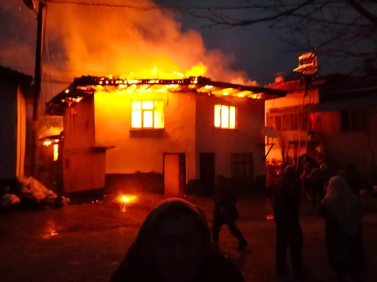 Kütahya'da Ev ve Samanlıkta Yangın