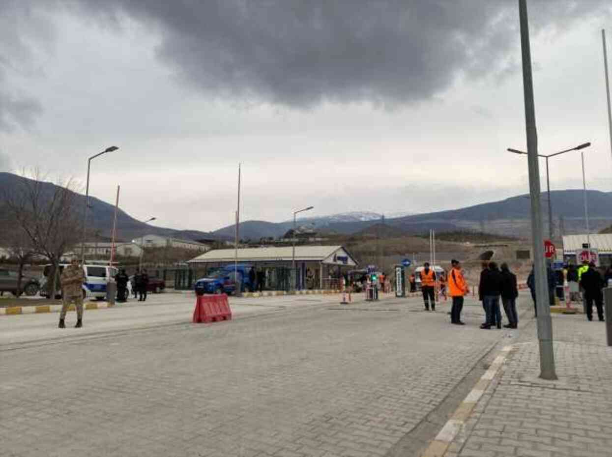 Maden ocağında 9 işçiyi arama çalışmaları sürerken, taşeron şirketten skandal çağrı: Eksiksiz herkes işe gelecek Maden ocağında 9 işçiyi arama çalışmaları sürerken, taşeron şirketten skandal çağrı: Eksiksiz herkes işe gelecek