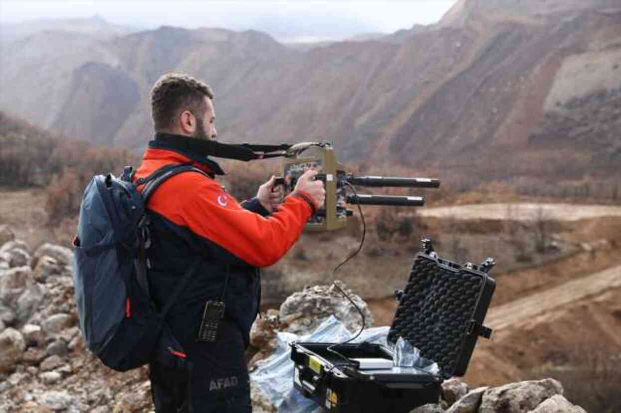 Maden ocağında 9 işçiyi arama çalışmaları sürerken, taşeron şirketten skandal çağrı: Eksiksiz herkes işe gelecek Maden ocağında 9 işçiyi arama çalışmaları sürerken, taşeron şirketten skandal çağrı: Eksiksiz herkes işe gelecek