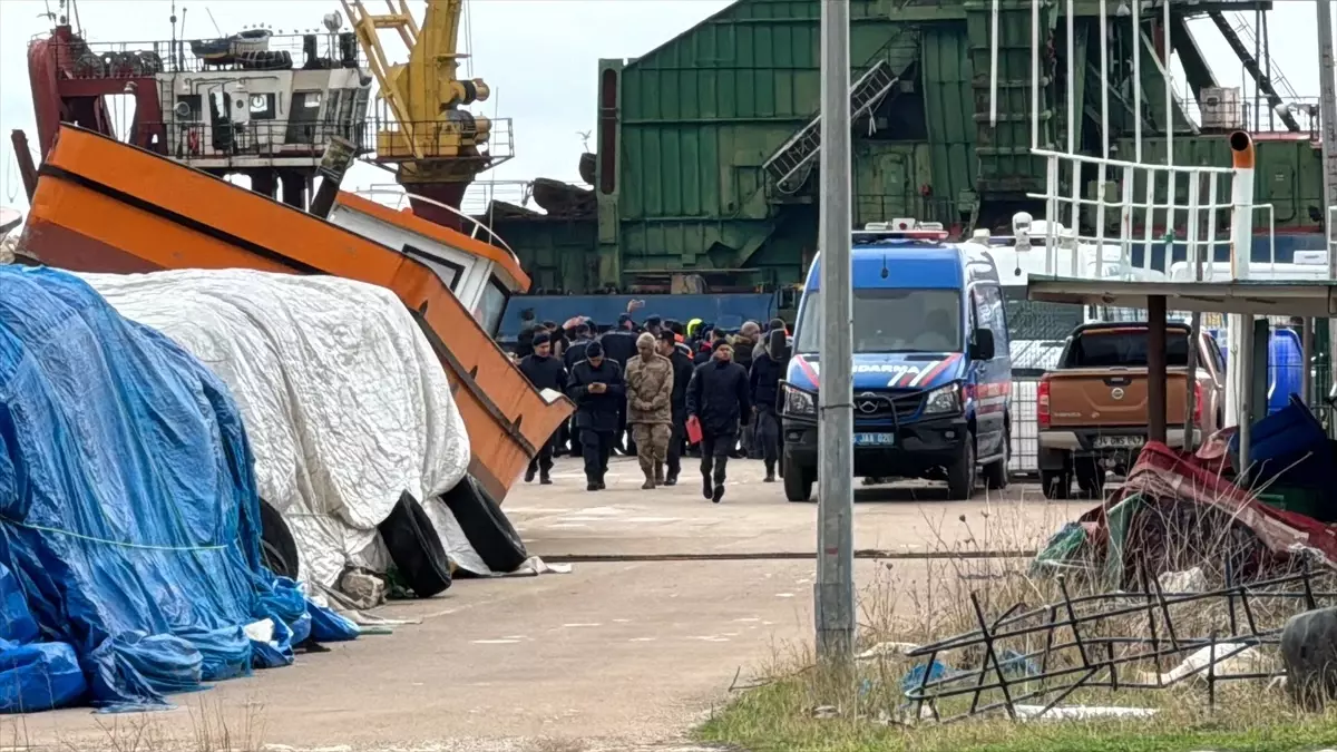 Marmara Denizi\'nde Batan Kargo Gemisinin Enkazında Bir Ceset Bulundu