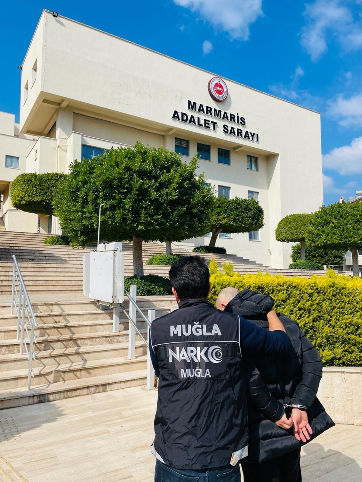 Marmaris\'te atıl vaziyetteki motosiklete uyuşturucu saklayan zanlı tutuklandı