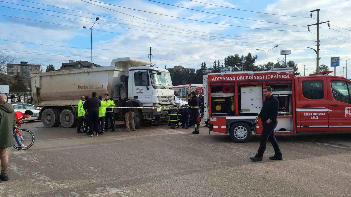 Adıyaman\'da Kamyonun Altına Giren Motosiklette 1 Kişi Hayatını Kaybetti