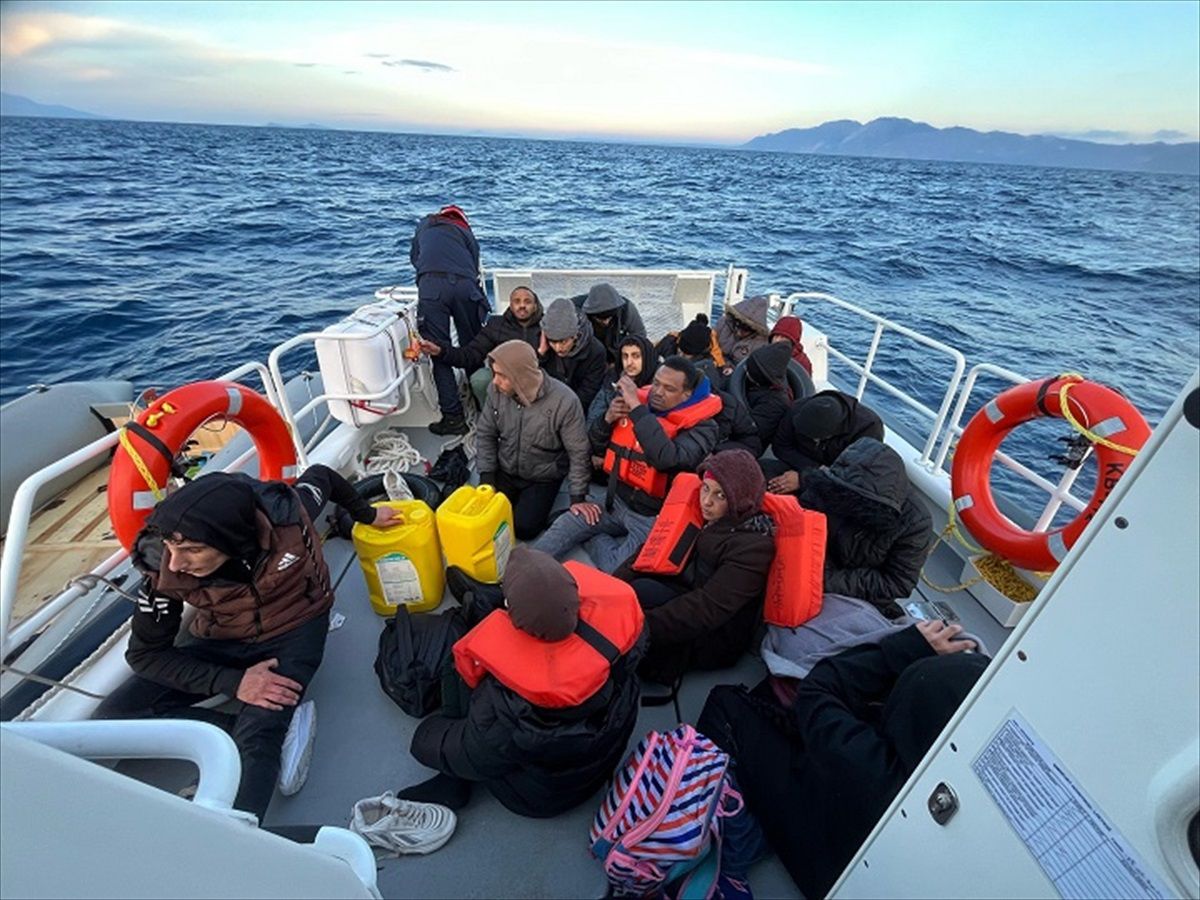 Muğla\'nın Datça ilçesi açıklarında 25 düzensiz göçmen kurtarıldı