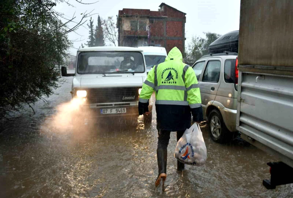 Antalya\'da Sel Felaketinde 13 Bin 670 Kişiye Sıcak Yemek Desteği
