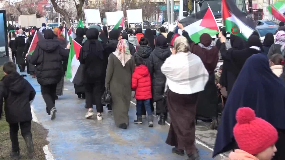 Muş\'ta anneler ve çocukları Filistin için yürüdü