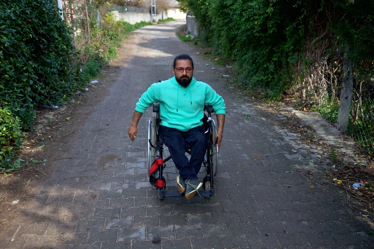 Engelli Muhtar Adayı Tekerlekli Sandalyeyle Köy Halkını Geziyor