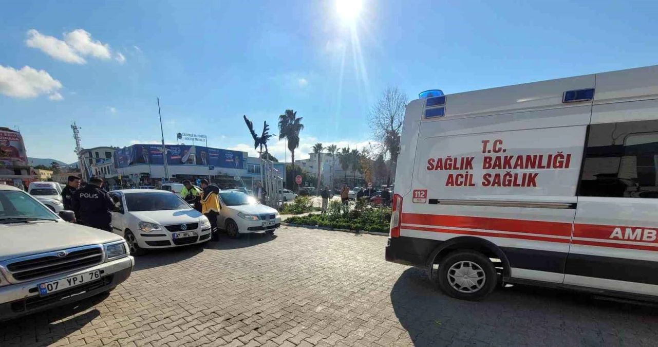 Antalya\'da Yaya Geçidinde Kaza: Kadın Yaralandı