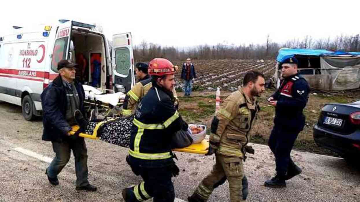 Özel halk otobüsü ile otomobil kafa kafaya çarpıştı: 1 ölü, 8 yaralı Özel halk otobüsü ile otomobil kafa kafaya çarpıştı: 1 ölü, 8 yaralı