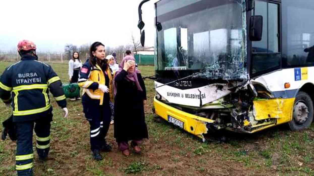Özel halk otobüsü ile otomobil kafa kafaya çarpıştı: 1 ölü, 8 yaralı Özel halk otobüsü ile otomobil kafa kafaya çarpıştı: 1 ölü, 8 yaralı