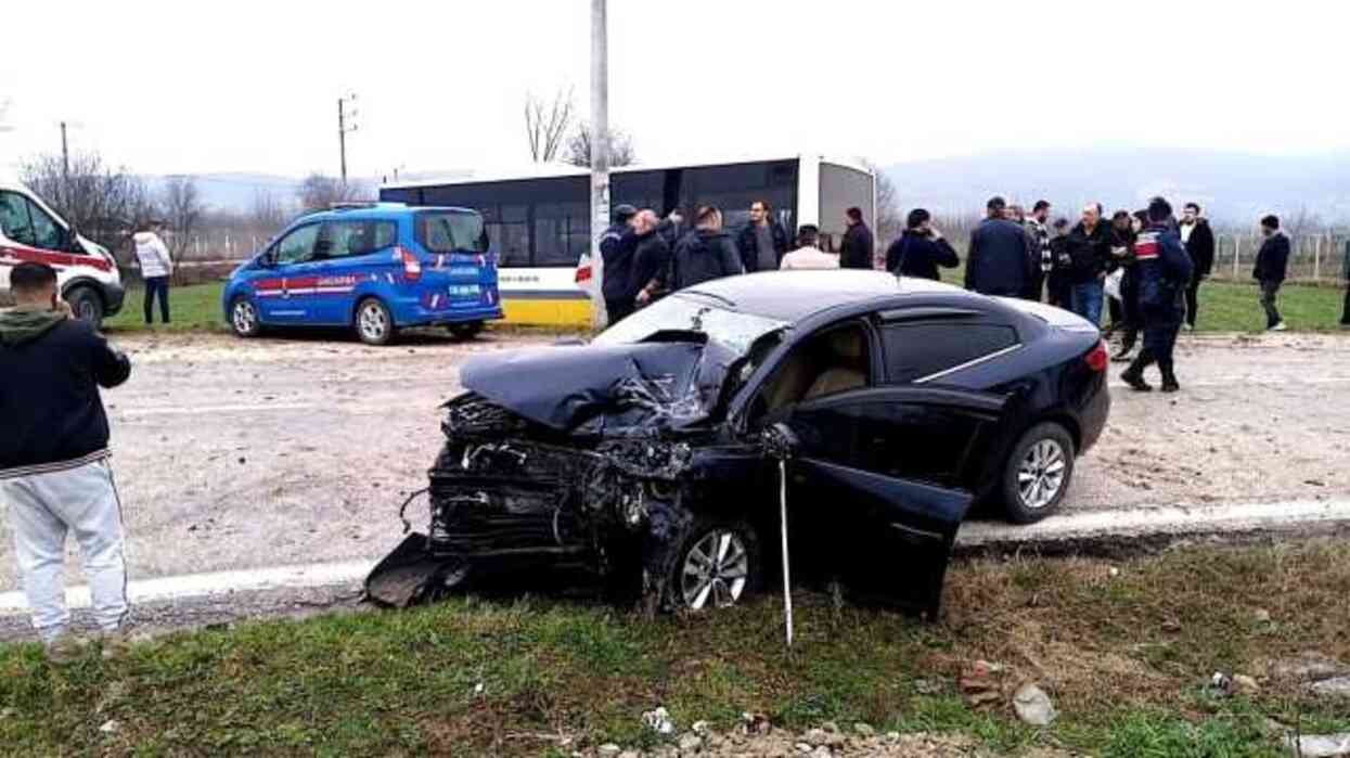 Özel halk otobüsü ile otomobil kafa kafaya çarpıştı: 1 ölü, 8 yaralı Özel halk otobüsü ile otomobil kafa kafaya çarpıştı: 1 ölü, 8 yaralı