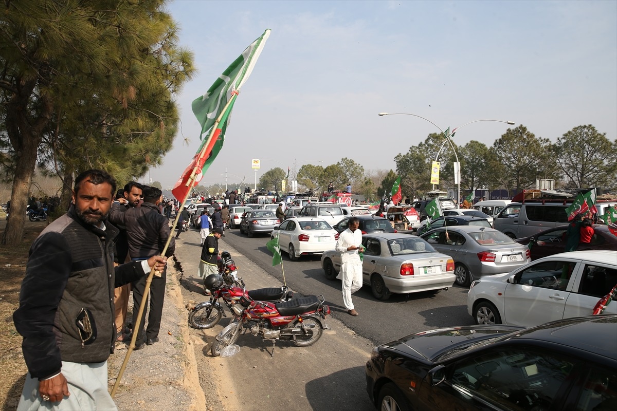 Pakistan\'da eski Başbakan İmran Han\'ın partisi seçim sonuçlarını protesto ediyor