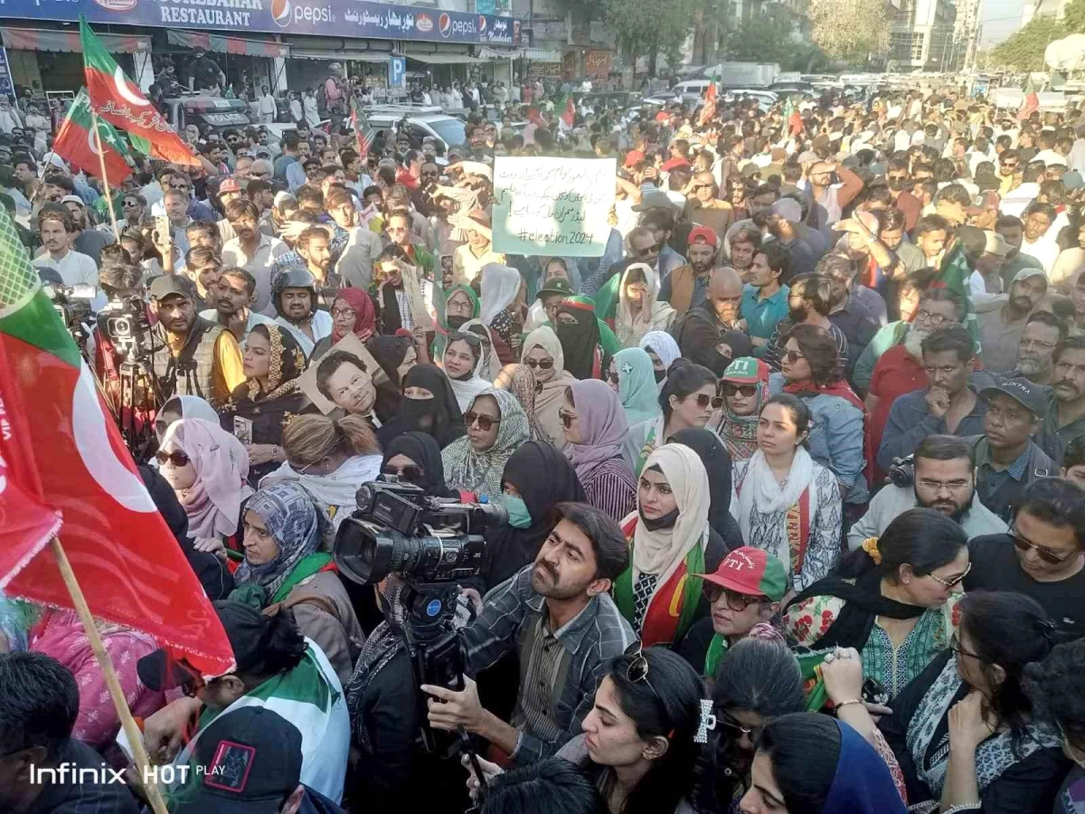 Pakistan\'da Seçim Sonrası Protestolar Devam Ediyor