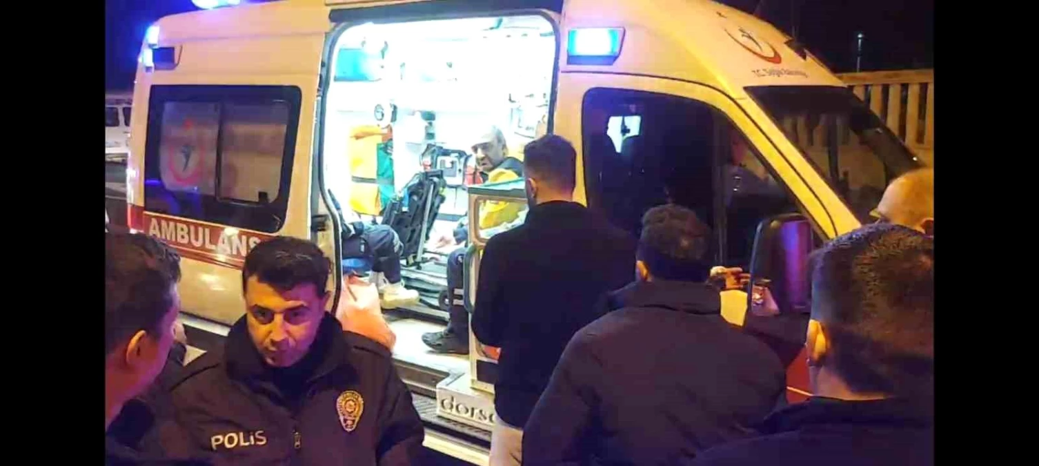 Üsküdar\'da otomobil servis minibüsüne çarparak takla attı