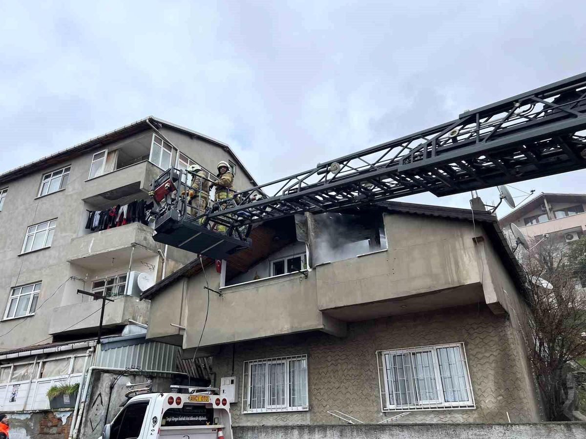 Pendik\'te 2 Katlı Binada Yangın Çıktı, Büyük Panik Yaşandı