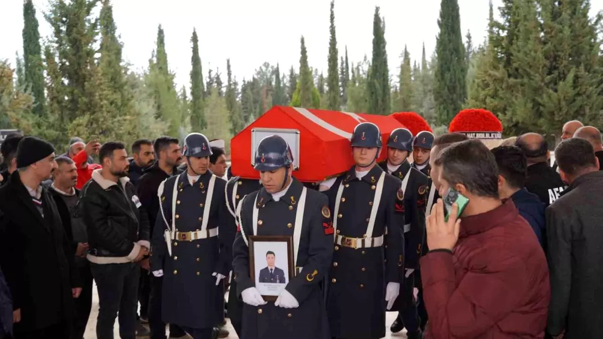 Rahatsızlık sonucu hayatını kaybeden asker son yolculuğuna uğurlandı