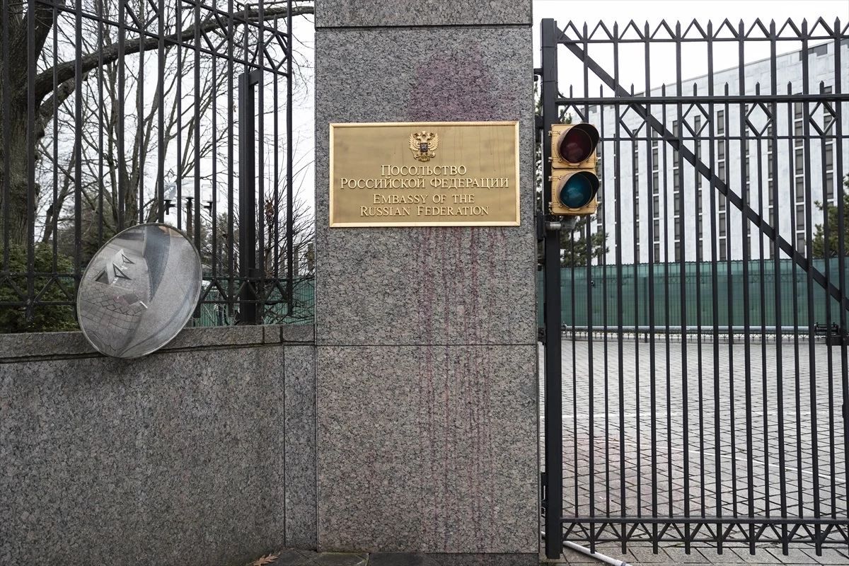 Rusya\'nın Washington Büyükelçiliği\'ne kırmızı boya protestosu