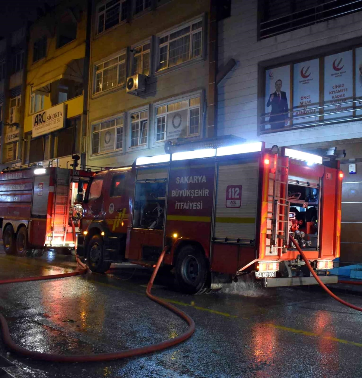 Hendek\'teki Marketin Deposunda Çıkan Yangın Söndürüldü